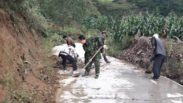 緊扛幫扶責任 搶修通村公路